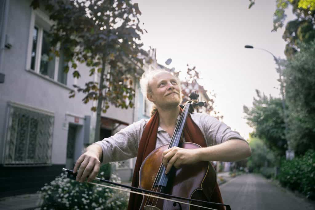 FolkAndRoots Present Toby Kuhn